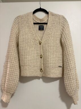 Abercrombie & Fitch Cream Textured V‑Neck Button Cardigan